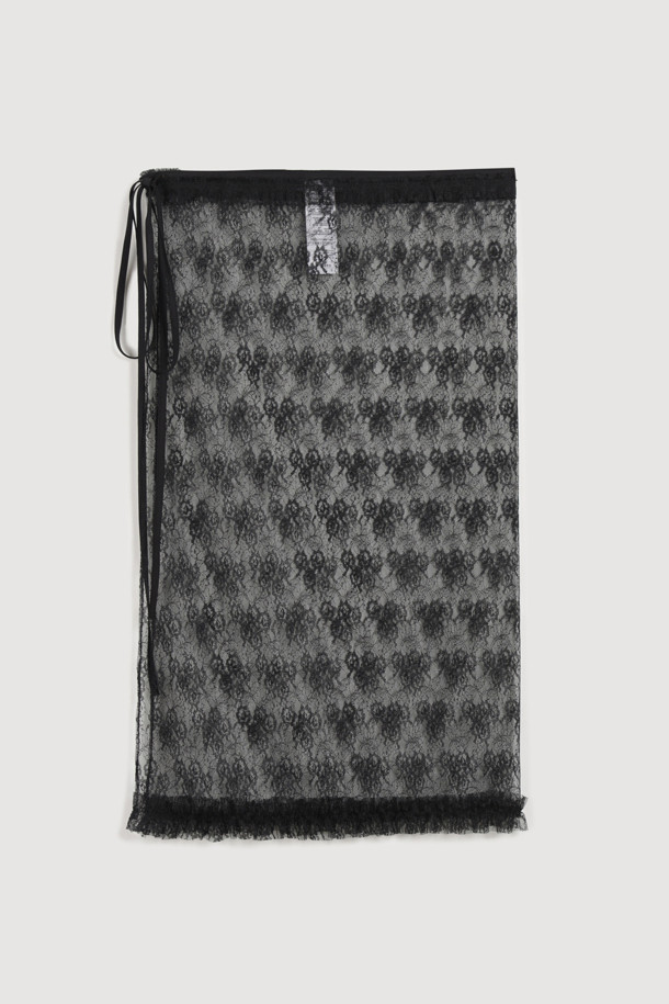 레이스 메쉬 랩 스커트(블랙)는 여성스러운 매력을 강조하는 캐주얼 스커트입니다. 봄, 여름 시즌에 어울리는 얇은 두께감과 플라워, 레이스 무늬가 특징이며, 유니크하고 클래식한 스타일을 연출합니다. 랩 스타일의 덧장 스커트로, 프릴 디테일과 배색 끈 여밈, 레이어드 스타일이 돋보입니다. 데이트룩, 카페룩, 모임룩 등 다양한 TPO에 활용 가능하며, 클래식, 로맨틱, 캐주얼 스타일을 즐기는 분들께 추천합니다. 오픈 클로징이 가능하여 편안하게 착용할 수 있습니다.
