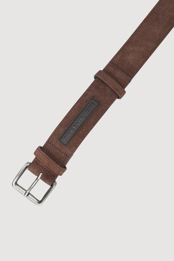 스웨이드 벨트(brown)는 클래식과 캐주얼 스타일을 아우르는 웨어러블 아이템입니다. 부드러운 촉감의 스웨이드 소재와 럭키슈에뜨 가죽 와펜 포인트가 고급스러운 분위기를 더합니다. 버클 여밈 방식으로 편안하게 착용할 수 있으며, 데이트룩이나 모임룩에 잘 어울립니다. 미니멀한 디자인으로 다양한 스타일 연출이 가능하며, 고급스러운 포장 패키지로 제공됩니다.
