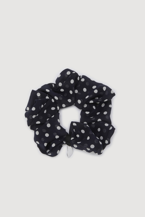 럭키슈에뜨 Dot Pattern 스크런치(네이비)는 클래식하면서도 유니크한 스타일을 연출해줍니다. 네이비 컬러 바탕에 도트 패턴이 돋보이며, 금속 장식으로 포인트를 더해 고급스러운 느낌을 선사합니다. 데일리 헤어 액세서리로 활용하기 좋으며, 고급스러운 포장 패키지로 제공됩니다.
