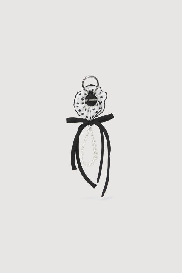 꽃 리본 참 장식은 여성스러움을 극대화하는 우아한 액세서리입니다. 멀티 컬러의 도트 무늬와 리본, 꽃, 진주 장식이 어우러져 끈으로 묶어 포인트를 줄 수 있습니다. 고급스러운 포장 패키지로 제공되어 선물용으로도 좋습니다.
