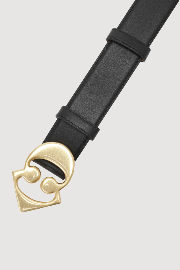 엠블럼 금속 버클 장식이 돋보이는 [Re-Order] Emblem Metal Leather Belt는 부드러운 소가죽 소재로 제작되어 편안한 착용감을 선사합니다. 블랙 컬러에 웨어러블한 디자인, 그리고 유연한 소재는 어떤 스타일에도 잘 어울립니다. 고급스러운 포장 패키지로 제공되어 선물용으로도 좋습니다.
