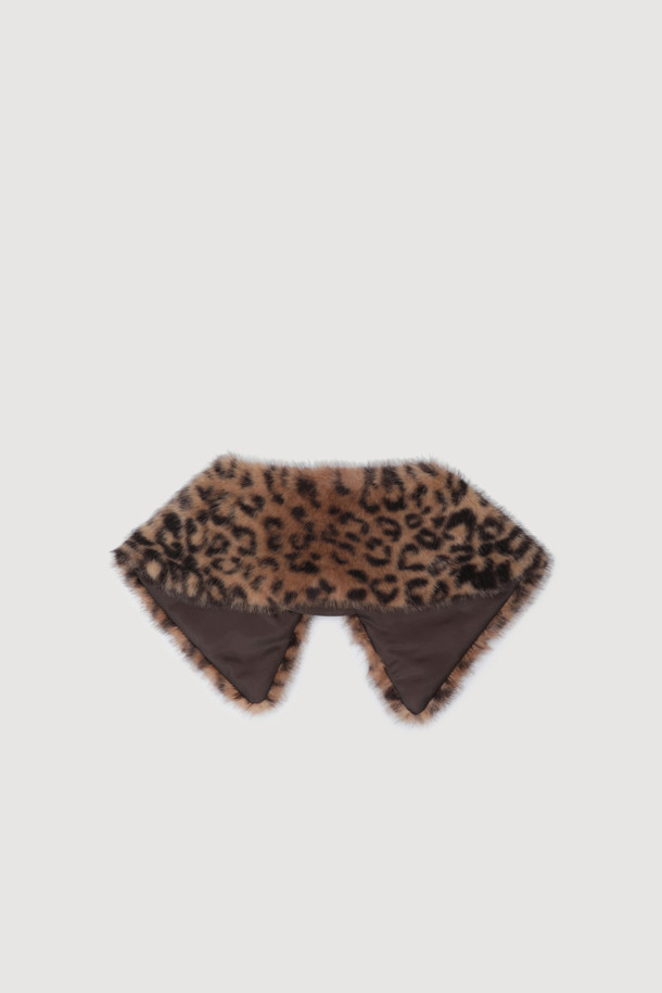 페이크 폭스 머플러(멀티 컬러)는 부드러운 촉감과 따뜻함을 선사하는 여성용 머플러입니다. 가을, 겨울 시즌에 착용하기 좋으며, 클래식한 레오파드 패턴과 두꺼운 두께로 포인트를 더했습니다. 넥 카라 디자인과 비죠, 가죽 장식이 더해져 고급스러운 무드를 연출합니다. 데일리룩, 모임룩, 데이트룩 등 다양한 TPO에 활용하여 클래식, 시크, 미니멀 스타일을 완성해보세요.
