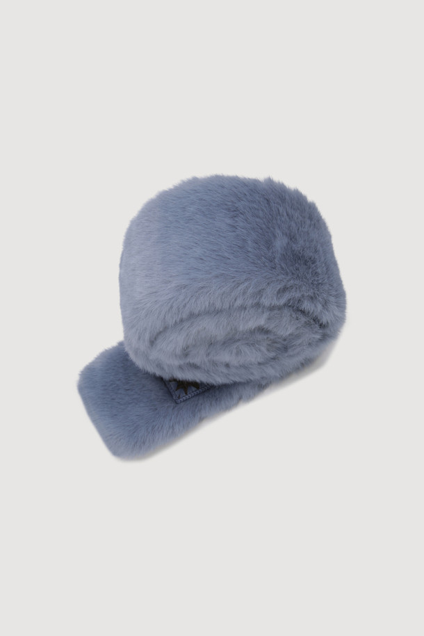 와펜 포인트 페이크 퍼 머플러(블루)는 부드러운 페이크 퍼 소재로 제작되어 겨울철 보온성을 높여주는 머플러입니다. 톤 다운된 블루 컬러와 무지 디자인으로 어떤 스타일에도 쉽게 매치할 수 있으며, 와펜 장식이 포인트로 돋보입니다. 두꺼운 두께감으로 추위를 효과적으로 막아주며, 넉넉한 사이즈로 목을 감싸 포근한 착용감을 선사합니다. 캐주얼, 미니멀 스타일은 물론 겨울 데일리룩, 산책룩, 동네 마실룩 등 다양한 TPO에 활용하기 좋은 데일리 아이템입니다.
