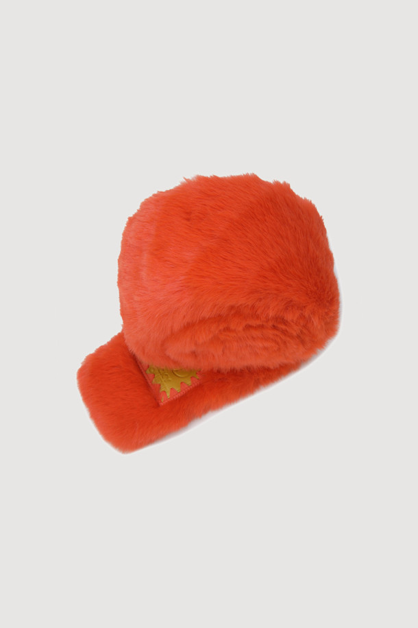 오렌지 컬러의 와펜 포인트 페이크 퍼 머플러입니다. 부드러운 촉감의 한 톤 페이크 퍼 소재로 제작되어 겨울철 데일리룩에 따뜻함과 캐주얼한 무드를 더해줍니다. 앞쪽에 와펜 장식으로 유니크한 포인트를 주어 밋밋함을 덜었습니다. 두꺼운 두께감으로 보온성을 높였으며 활용도가 높아 겨울철 필수 아이템으로 추천합니다.
