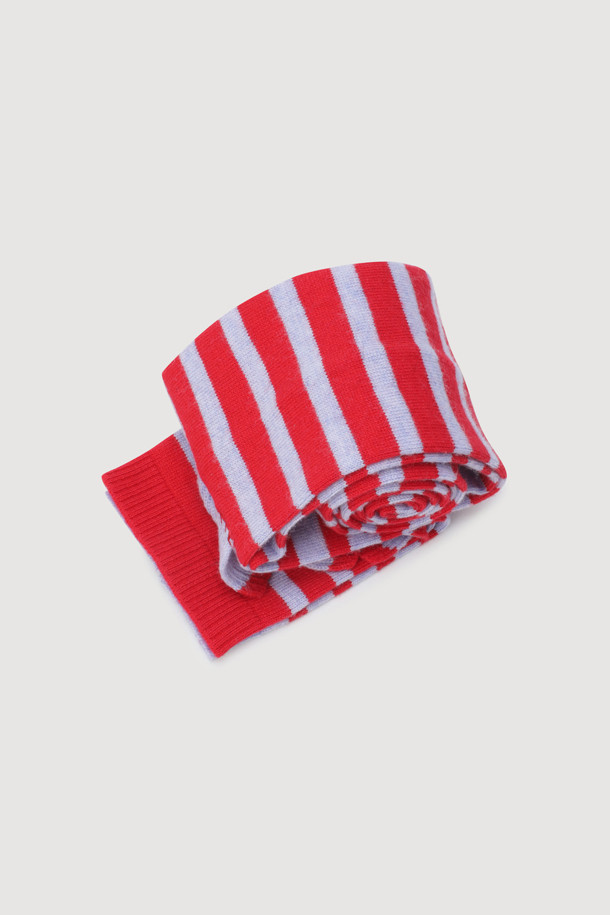 레드 컬러의 스트라이프 니트 머플러입니다. 울, 캐시미어, 나일론 혼방 소재로 제작되어 부드러운 촉감과 뛰어난 보온성을 제공합니다. 가을, 겨울철 일상에서 활용하기 좋은 베이직하고 캐주얼한 스타일의 머플러로, 다양한 스타일 연출이 가능합니다. 얇은 두께감으로 답답함 없이 착용할 수 있으며, 스트라이프 패턴이 포인트를 더합니다.
