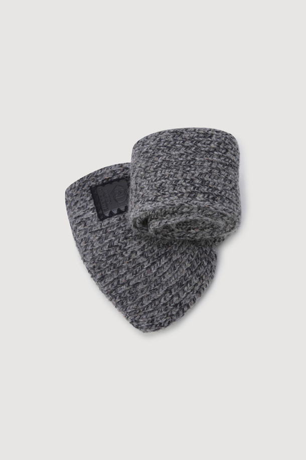 "Frill Knit 머플러(멜란지 그레이)"는 캐주얼과 클래식 스타일을 모두 아우르는 유니크한 디자인의 머플러입니다. 멜란지 그레이 컬러의 니트 소재로 제작되어 부드러운 촉감을 선사하며, 가을과 겨울에 따뜻하게 착용할 수 있습니다. 양 끝의 프릴 디테일과 언발란스한 조직감이 특징이며, MULINE 타입 원사를 사용하여 풍성한 볼륨감을 더했습니다. 모임룩에 포인트를 더할 수 있는 아이템입니다.
