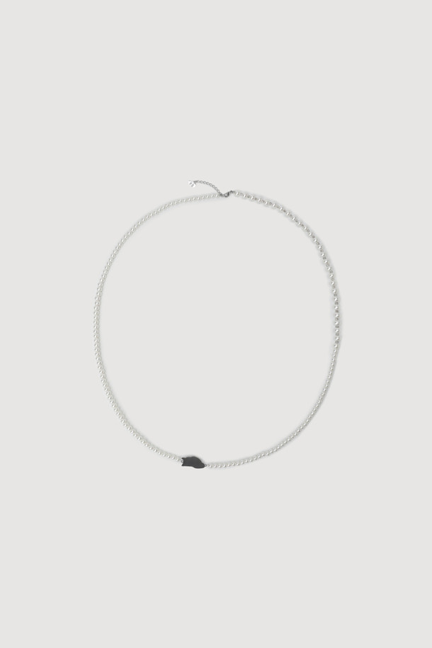 다양한 크기의 진주와 비즈 장식으로 우아함을 더한 롱 네크리스입니다. 실버 컬러의 메탈 소재로 제작되었으며, 럭키슈에뜨 엠블럼 장식이 포인트입니다. 롱 형태로 늘어뜨리거나 감아서 투웨이로 착용 가능하며, 럭키슈에뜨 전용 포장 패키지로 제공됩니다.
