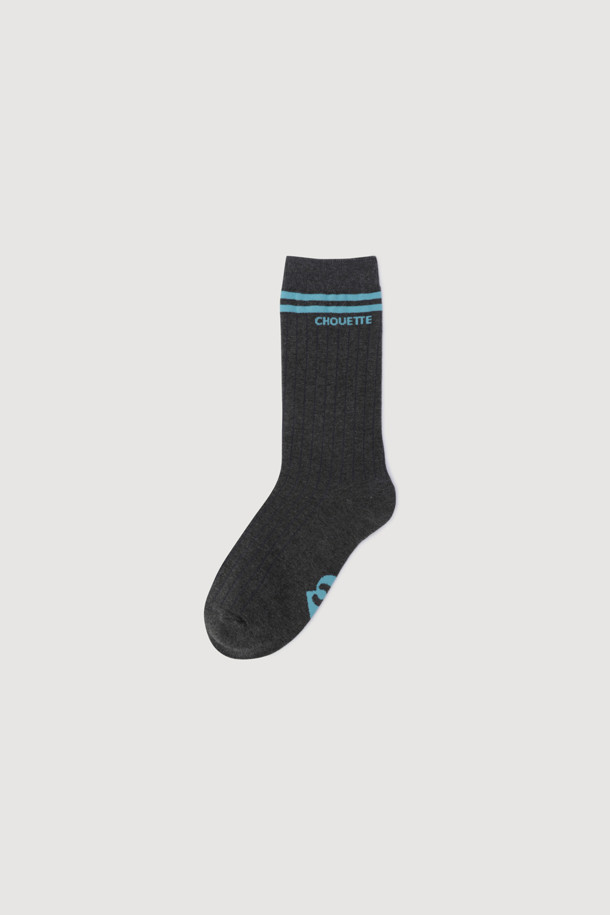 다크 그레이 컬러의 Ankle Ringle 골지 양말입니다. 면 소재로 제작되었으며, 발목 상단 링글 디테일과 바닥 엠블럼 자카드 디자인이 특징입니다. 일상 생활에서 편안하게 착용할 수 있는 아이템입니다.

