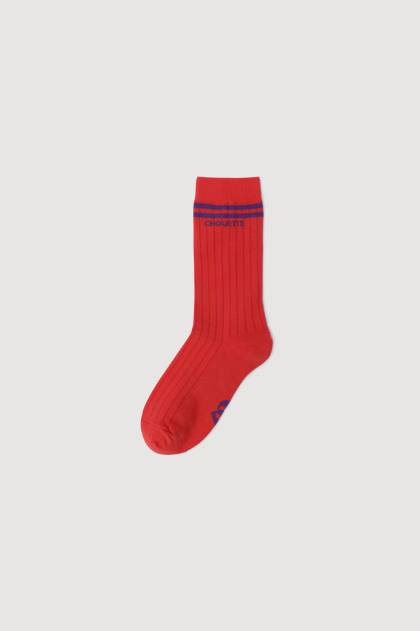 Ankle Ringle Ribbed Socks(red)는 면 소재로 제작된 남녀 공용 양말입니다. 발목 상단 링글 디테일과 바닥 엠블럼 자카드, 골지 패턴이 캐주얼한 스타일을 연출하며 사계절 내내 착용하기 좋습니다. 레드와 네이비 두 가지 컬러로 만나보세요.
