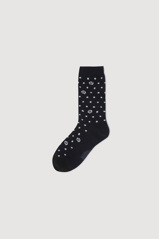 네이비 컬러의 Dot Socks입니다. 면 소재로 제작되어 부드러운 촉감을 선사하며, 일상생활에서 편안하게 착용할 수 있습니다. 발바닥 부분에는 슈에뜨 모티브 자카드 디테일이, 전반적으로는 도트와 엠블럼 믹스 패턴이 적용되어 캐주얼한 스타일을 연출합니다.
