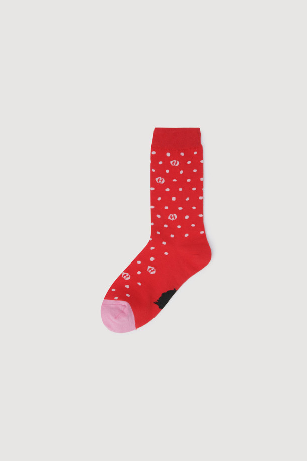 Dot Socks(red)는 면 소재로 제작되어 편안한 착용감을 선사하는 캐주얼 양말입니다. 엠블럼과 도트 패턴이 믹스되어 발랄한 포인트를 더하며, 레드와 핑크 컬러로 다채로운 스타일 연출이 가능합니다. 바닥에는 슈에뜨 모티브 자카드 디테일이 더해져 섬세함을 엿볼 수 있습니다.
