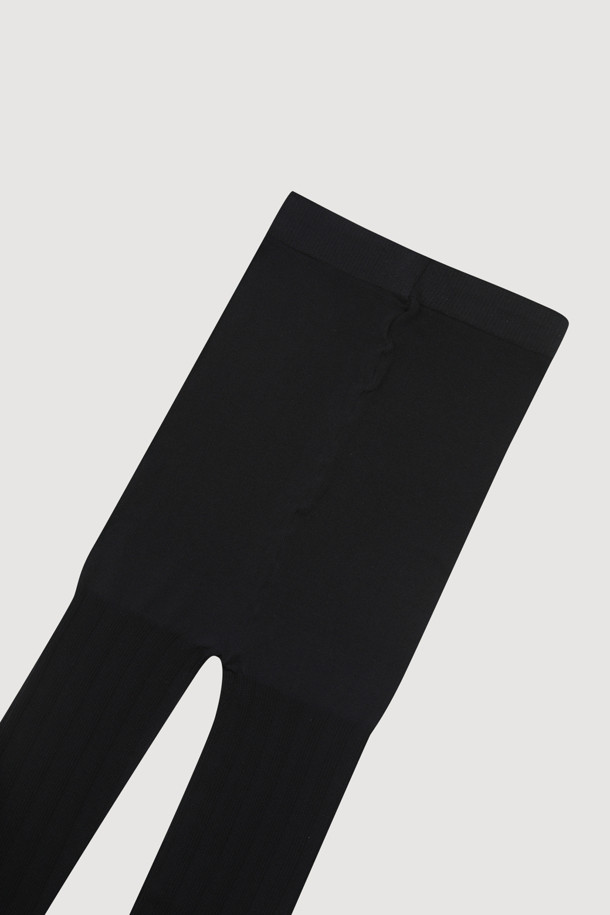 립 파이버러스 티슈 스타킹(블랙)은 여성용 스타킹으로, 봄, 가을, 겨울에 착용하기 좋습니다. 블랙 컬러에 골조직 패턴으로 클래식하면서도 캐주얼한 스타일을 연출합니다. 나일론과 스판덱스 혼방 소재로 제작되어 신축성이 뛰어나고 부드러운 촉감을 제공합니다. 출근룩, 겨울 데일리룩, 오피스룩 등 다양한 TPO에 활용할 수 있으며, 미니멀한 스타일을 선호하는 분들께 추천합니다. 편안한 착용감과 웨어러블한 디자인이 특징입니다.
