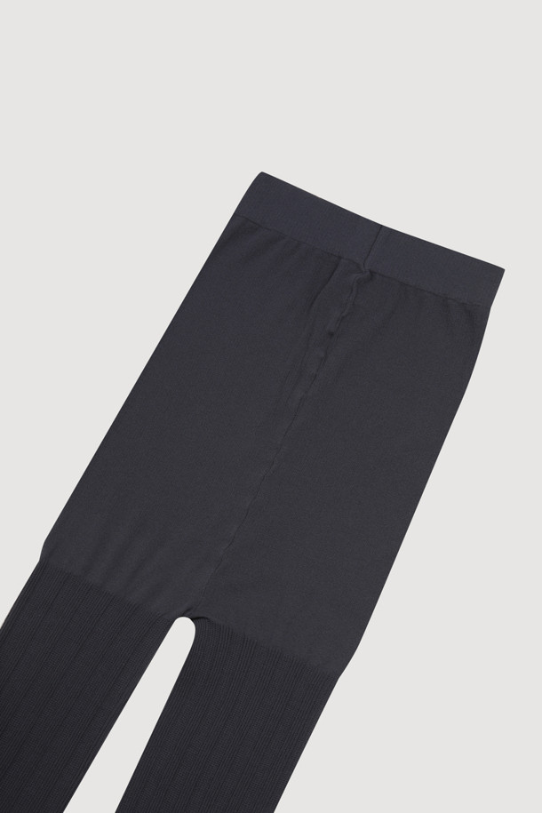 립 파이버러스 티슈 스타킹(다크 그레이)은 부드러운 촉감의 나일론 소재로 제작되어 유연한 착용감을 선사합니다. 다크 그레이 컬러와 골지 패턴이 클래식하면서도 세련된 스타일을 연출하며, 얇은 두께로 봄, 가을, 겨울에 활용하기 좋습니다. 출근룩, 겨울 데일리룩, 오피스룩 등 다양한 TPO에 맞춰 클래식, 미니멀, 시크한 스타일을 완성할 수 있습니다. 골조직 디자인과 웨어러블한 디자인은 어떤 룩에도 자연스럽게 어울립니다. 신축성이 뛰어나 편안한 활동성을 보장합니다.
