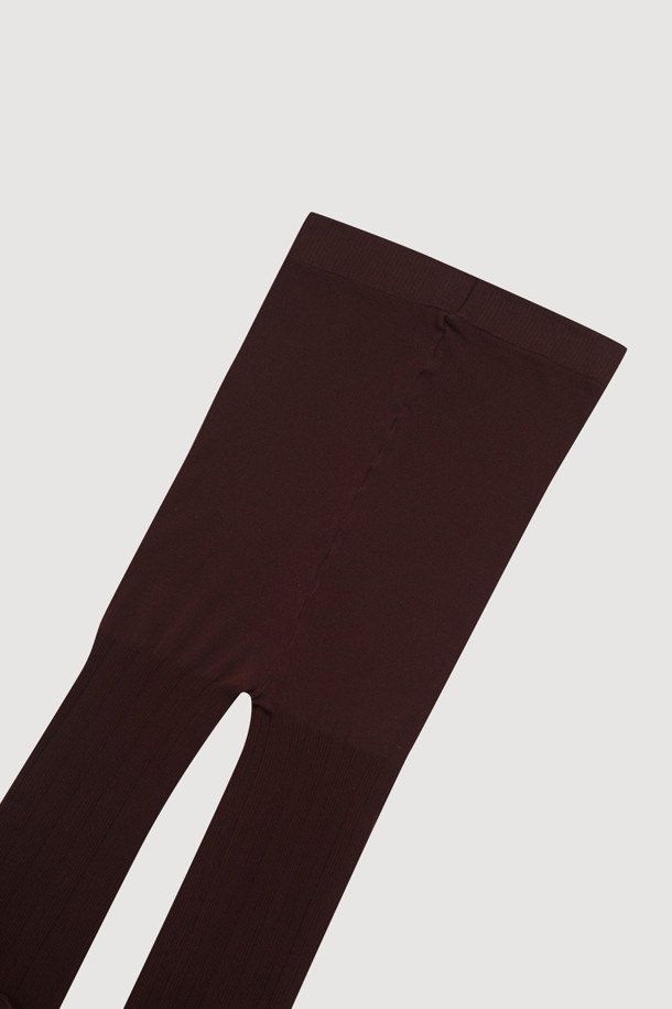 립 파이버러스 티슈 스타킹(와인)은 가을, 겨울 시즌에 어울리는 여성용 스타킹입니다. 부드러운 터치감과 편안한 착용감을 선사하며, 골지 디자인이 특징입니다. 나일론과 스판덱스 소재로 제작되어 신축성이 뛰어나고, 클래식, 미니멀, 시크한 스타일을 연출하기 좋습니다. 겨울 데일리룩, 오피스룩, 모임룩 등 다양한 TPO에 활용할 수 있는 웨어러블한 디자인입니다. 와인 컬러로 세련된 분위기를 더해줍니다.
