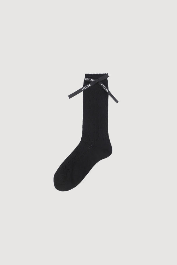 [Re-Order] 에이-리본 데코레이션 루미 삭스(A-Ribbon Decoration Roomy Socks)는 캐주얼하고 미니멀한 스타일을 추구하는 분들을 위한 양말입니다. 발목 상단에 레터링 리본 디테일이 사랑스러운 포인트를 더하며, 부드러운 코튼 소재로 제작되어 편안한 착용감을 선사합니다. 조직감이 돋보이는 패턴과 얇은 두께로 사계절 내내 활용 가능하며, 동네 마실룩이나 집콕룩에 잘 어울립니다. 블랙 컬러로 어떤 옷에도 매치하기 쉬워 데일리 아이템으로 추천합니다.
