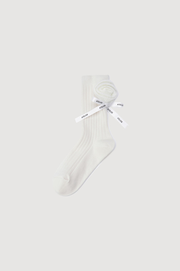 A-플라워 모티브 삭스(아이보리)는 부드러운 면 소재로 제작되어 편안한 착용감을 선사합니다. 플라워 패턴과 골지 디자인, 그리고 리본과 니트 테이프 디테일이 돋보이는 포인트 양말입니다. 얇은 두께감으로 사계절 내내 활용 가능하며, 캐주얼, 클래식, 미니멀 스타일 모두에 매치하기 좋습니다. 산책룩, 동네 마실룩, 집콕룩 등 다양한 TPO에 맞춰 활용해보세요. 아이보리 컬러로 어떤 룩에도 은은하게 포인트를 더해줍니다.
