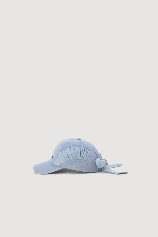 블루 컬러의 백 스트랩 포인트 데님 볼캡입니다. 데님 소재로 제작되어 캐주얼하고 스트릿한 스타일을 연출하기 좋습니다. 앞면 럭키 레터링 자수와 양 사이드 셔링 디테일이 디자인 포인트입니다. 뒷면 버클로 사이즈 조절이 가능하며, 끈으로 묶어 다양한 스타일을 낼 수 있습니다. 동네 마실룩, 산책룩, 봄 소풍룩에 매치하여 개성 있는 스타일을 완성해보세요.
