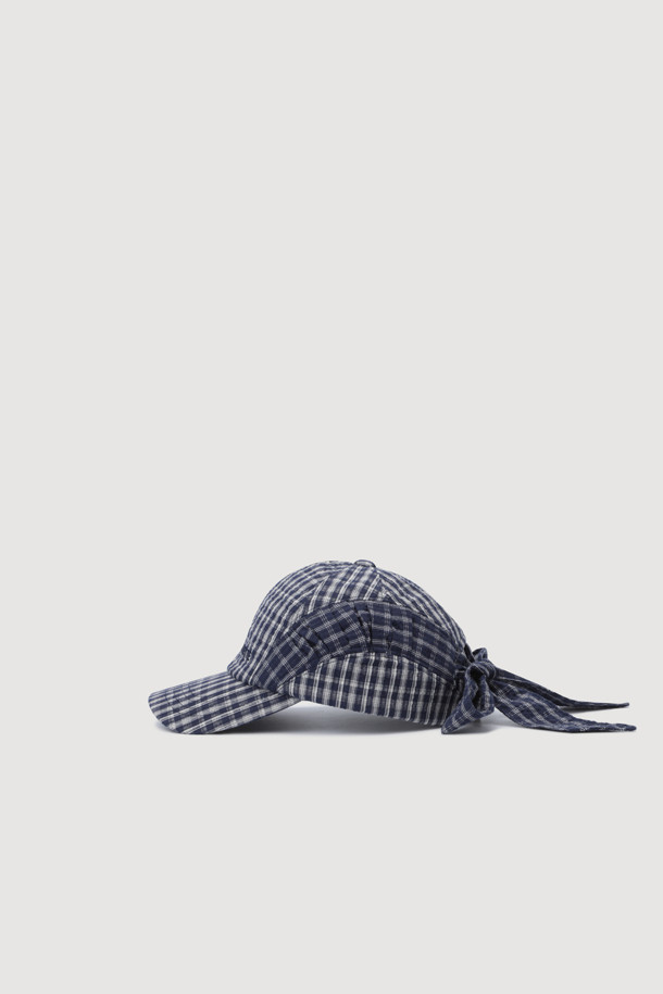 백 스트랩 포인트 데님 볼캡(멀티 컬러)은 캐주얼 및 스트리트 스타일을 즐기는 분들을 위한 모자입니다. 봄, 여름, 가을 계절에 착용하기 좋으며, 데님 소재와 멀티 컬러 체크 패턴으로 디자인되었습니다. 양 사이드 셔링 디테일과 앞면 레터링 자수, 뒷면 버클 사이즈 조절 및 끈 장식이 특징입니다. 일상생활에서의 동네 마실룩에 포인트를 더해줄 아이템입니다.
