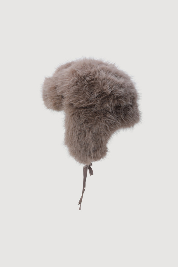 다크 베이지 색상의 페이크 퍼(Fake Fur) 이어머프 햇입니다. 부드러운 촉감의 페이크 퍼와 니트 소재로 제작되어 겨울철 보온성을 높여줍니다. 귀를 덮는 디자인으로 추운 날씨에도 따뜻하게 착용 가능하며, 니트 끈과 레터링 디테일이 돋보입니다. 캐주얼, 미니멀, 클래식 스타일의 산책룩에 잘 어울리는 데일리 아이템입니다. 무지 디자인에 두꺼운 두께감으로 포근함을 더했습니다.
