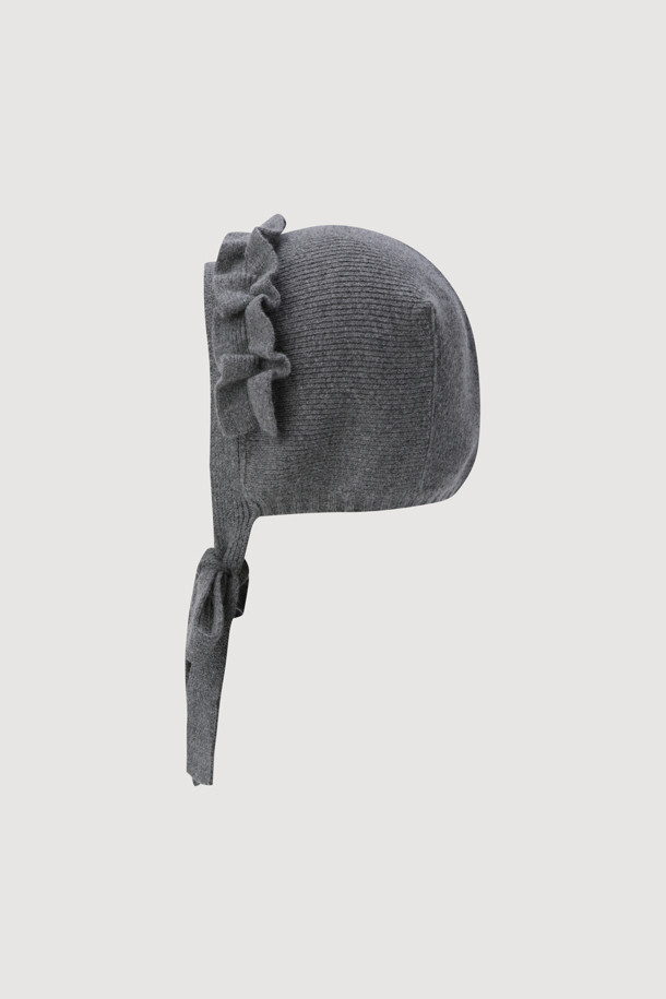 멜란지 그레이 컬러의 [Re-Order] 프릴 포인트 니트 발라클라바입니다. 부드러운 니트 소재로 제작되어 가을, 겨울철 따뜻하게 착용할 수 있습니다. 깊은 모자 깊이와 귀까지 덮는 디자인으로 보온성을 높였으며, 프릴과 리본 디테일이 여성스러운 포인트를 더합니다. 캐주얼, 미니멀, 클래식 스타일 모두에 잘 어울리는 활용도 높은 아이템입니다.
