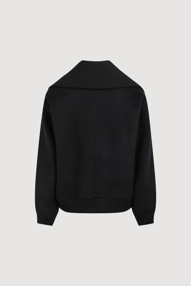 블랙 컬러의 와이드 칼라 하프 코트입니다. 울과 캐시미어 소재로 제작되어 부드러운 촉감을 선사하며, 두꺼운 두께감으로 가을, 겨울 시즌에 따뜻하게 착용할 수 있습니다. 레귤러핏으로 제작되었으며, 스냅 버튼 여밈 방식에 플랩 포켓과 리브 짜임 밑단 디테일이 돋보입니다. 클래식하고 미니멀한 디자인으로 출근룩, 겨울 데일리룩, 오피스룩 등 다양한 TPO에 활용하기 좋습니다. 와이드 칼라 디자인이 시크한 스타일을 연출합니다.
