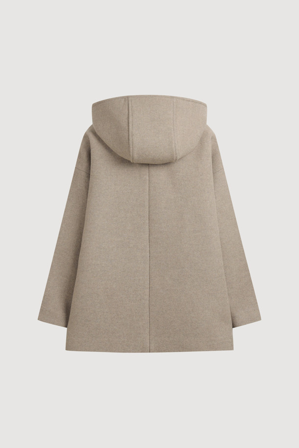 후드 스트랩 포인트 하프 코트는 부드러운 울과 캐시미어 혼방 소재로 제작되어 가을, 겨울 시즌 따뜻하게 착용할 수 있는 여성용 코트입니다. 베이지 컬러의 무지 디자인으로, 캐주얼, 클래식, 미니멀한 스타일 모두 소화 가능하며 일상, 산책, 카페 등 다양한 TPO에 활용할 수 있습니다. 오버핏의 하프 기장으로 편안한 착용감을 선사하며, 와이드 후드, 비죠 장식, 아웃포켓 디테일이 특징입니다. 버튼 여밈 방식과 긴 소매 기장으로 보온성을 높였으며, 부드러운 촉감으로 편안하게 즐길 수 있습니다.
