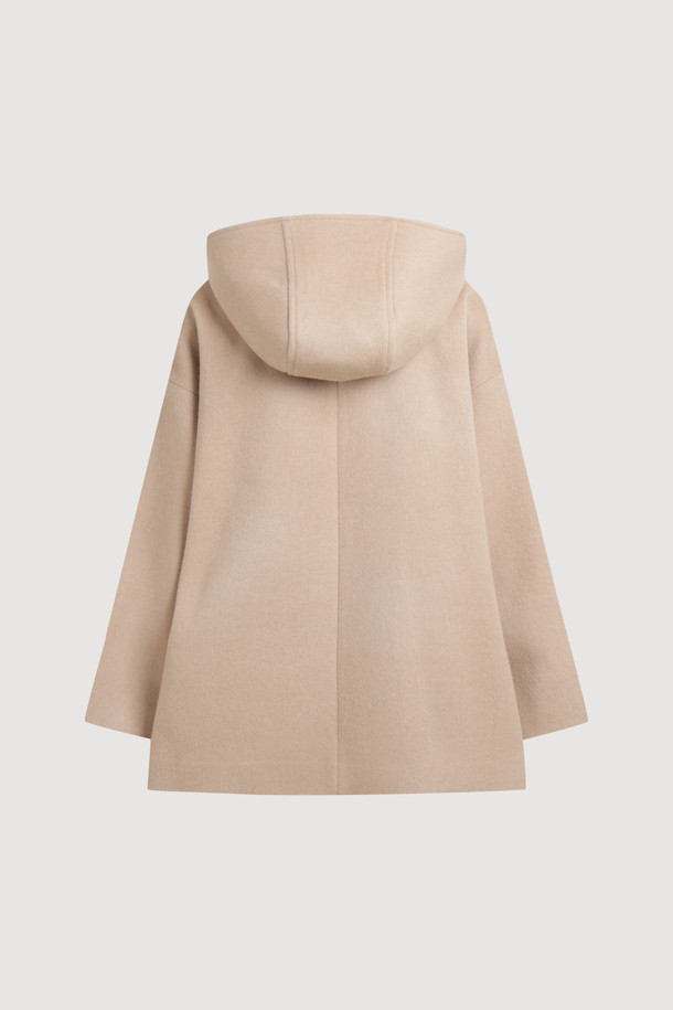 후드 스트랩 포인트 하프 코트는 가을, 겨울 시즌에 어울리는 캐주얼 스타일의 오버핏 코트입니다. 부드러운 울과 캐시미어 혼방 소재로 제작되어 뛰어난 촉감을 자랑하며, 비죠 여밈 방식과 아웃포켓 디테일이 돋보입니다. 와이드 후드가 적용되어 편안함과 스타일리시함을 동시에 잡았으며, 하프 기장으로 활동성을 높였습니다. 일상, 산책, 동네 마실룩 등 다양한 TPO에 활용 가능하며, 미니멀하고 클래식한 스타일을 연출하기 좋습니다. 베이지 색상으로 어떤 옷에도 쉽게 매치할 수 있어 활용도가 높습니다.
