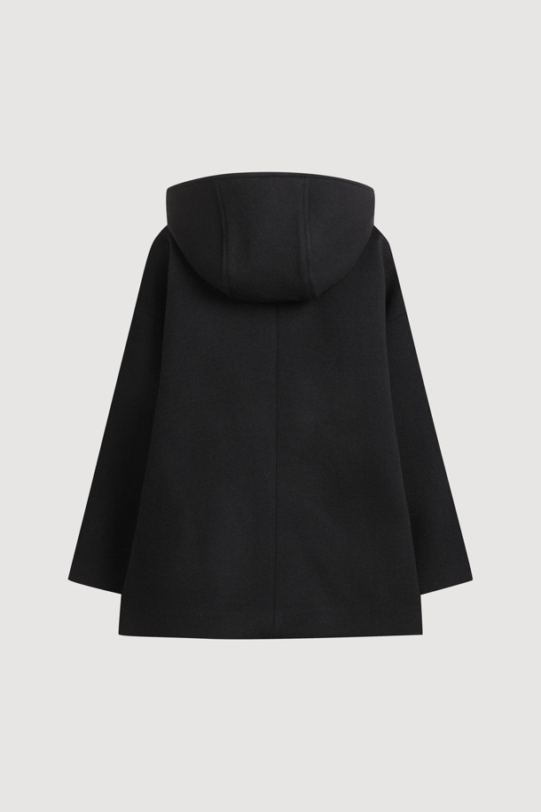 후드 스트랩 포인트 하프 코트는 부드러운 울과 캐시미어 혼방 소재로 제작되어 가을, 겨울 시즌에 착용하기 좋은 여성용 코트입니다. 캐주얼하고 미니멀한 스타일을 연출하며, 무지 패턴의 블랙 컬러로 어떤 룩에도 쉽게 매치할 수 있습니다. 오버핏 디자인에 와이드 후드, 비죠 장식 여밈, 양옆 아웃포켓 디테일이 더해져 실용성과 디자인을 모두 갖췄습니다. 하프 기장의 넉넉한 핏으로 겨울 데일리룩, 쇼핑룩, 카페룩 등 다양한 TPO에 활용할 수 있으며, 클래식한 무드까지 더했습니다.
