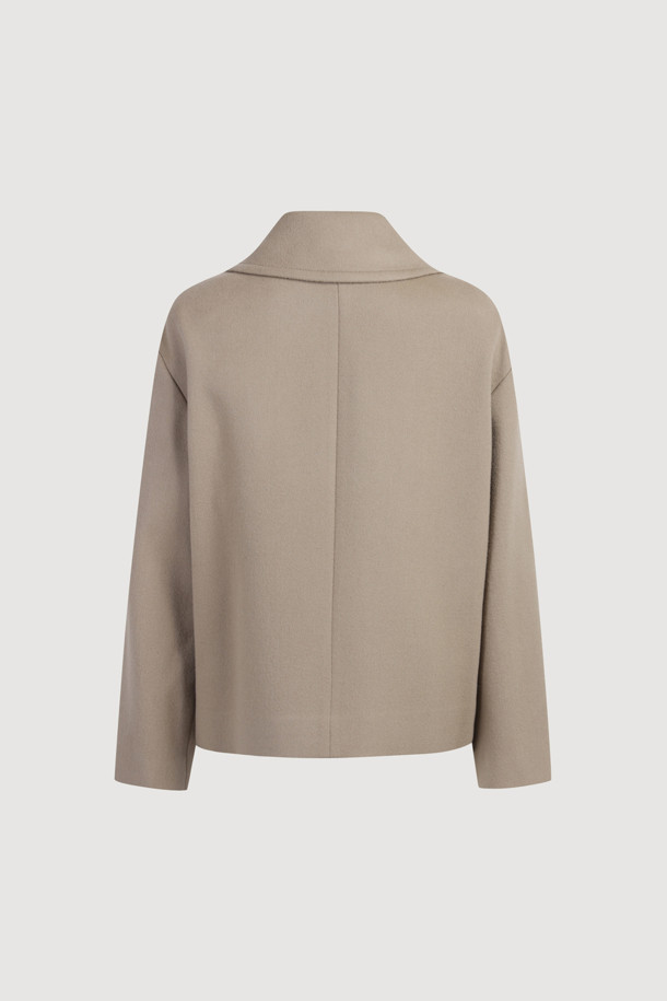 베이직한 디자인과 부드러운 촉감이 돋보이는 울 하프 코트입니다. 가을, 겨울 시즌 여성 의류로, 미니멀하고 시크한 스타일을 연출하기 좋습니다. 레귤러핏으로 제작되었으며, 하프 기장과 긴 소매가 특징입니다. 가슴 포켓과 사이드 포켓이 있어 실용성을 더했으며, 버튼 여밈 방식으로 편안하게 착용할 수 있습니다. 겨울 데일리룩, 출근룩, 오피스룩 등 다양한 TPO에 활용하여 클래식한 분위기를 완성해보세요.
