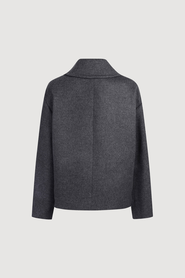 울 하프 코트는 여성용 아우터로, 가을과 겨울에 착용하기 좋은 두꺼운 울 소재의 하프 코트입니다. 미니멀하고 베이직한 스타일로, 톤 다운된 그레이 컬러와 무지 디자인이 특징입니다. 긴소매에 레귤러핏으로 제작되었으며, 버튼 여밈 방식과 가슴 및 사이드 포켓 디테일이 돋보입니다. 출근룩, 겨울 데일리룩, 오피스룩 등 다양한 TPO에 활용 가능한 클래식, 미니멀, 시크 스타일의 코트입니다.
