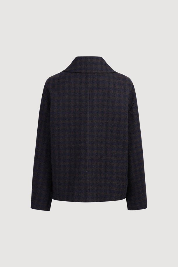 차분하고 세련된 무드의 울 하프 코트입니다. 블랙 컬러에 클래식한 체크 패턴이 돋보이며, 베이직한 디자인으로 유행을 타지 않아 오랫동안 즐겨 입을 수 있습니다. 가을, 겨울 시즌에 적합하며, 두꺼운 울 소재로 제작되어 따뜻함을 선사합니다. 출근룩, 오피스룩, 겨울 데일리룩 등 다양한 TPO에 활용 가능하며, 레귤러핏으로 편안한 착용감을 제공합니다. 하프 기장의 코트로, 가슴 포켓과 사이드 포켓 디테일로 실용성을 더했습니다.
