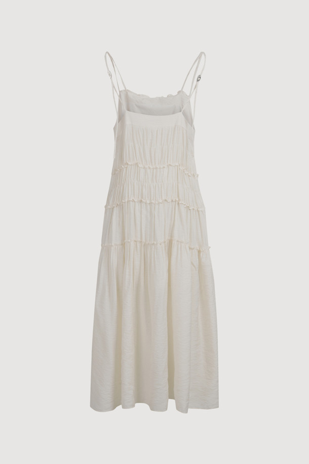 프릴 민소매 드레스는 우아하고 페미닌한 무드를 연출하는 여성용 슬리브리스 드레스입니다. 화이트 컬러의 맥시 기장 플리츠 스커트 디자인으로, 데이트룩, 카페룩, 휴가룩 등 다양한 TPO에 활용하기 좋습니다. 스퀘어넥 라인과 조절 가능한 어깨 스트랩, 밑단 슬릿 디테일이 특징이며, 사이드 지퍼로 편안하게 착용할 수 있습니다. 클래식, 미니멀, 로맨틱 스타일을 모두 아우르며, 프릴 디테일이 여성스러운 매력을 더합니다. 봄, 여름 시즌에 어울리는 아이템입니다.
