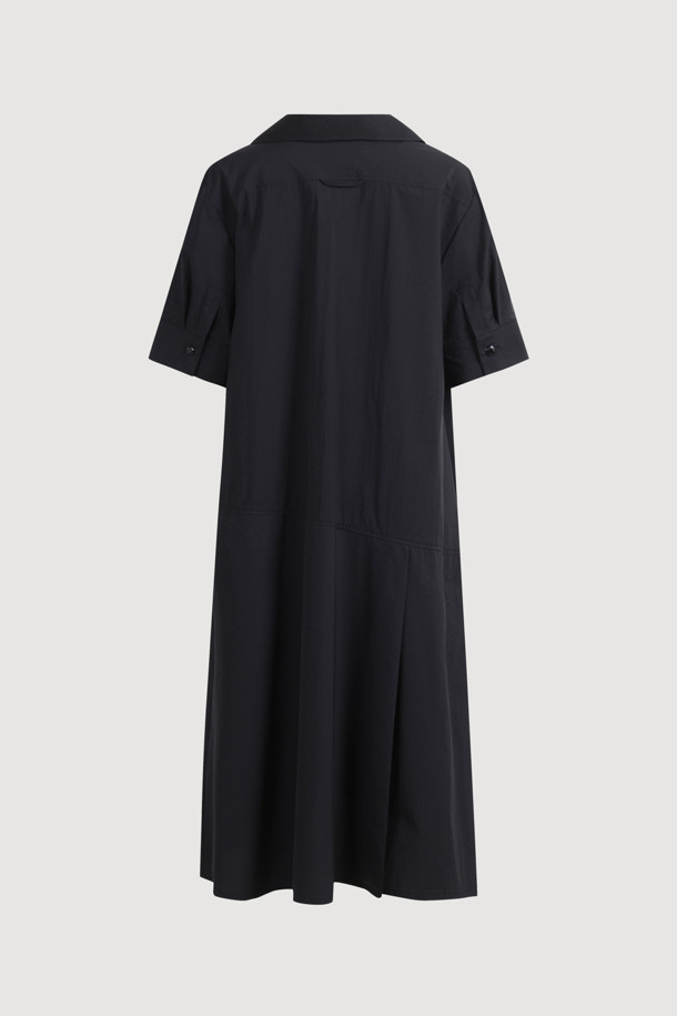 하프 슬리브 셔츠 원피스는 미니멀하고 베이직한 스타일의 여성용 원피스입니다. 봄, 여름 계절에 어울리며, 블랙 컬러의 무지 디자인으로 제작되었습니다. 셔츠 칼라와 반소매 기장으로 단정함을 더하고, 루즈핏과 A라인 치마핏으로 편안한 착용감을 선사합니다. 중앙 플리츠 주름, 넥라인 뒷면 트임, 언밸런스 버튼 디자인, 양옆 포켓, 턴업 소매, 뒷면 하단 중앙 슬릿 등의 디테일이 돋보입니다. 데이트룩, 카페룩, 캐주얼, 클래식 스타일을 연출하기 좋습니다.
