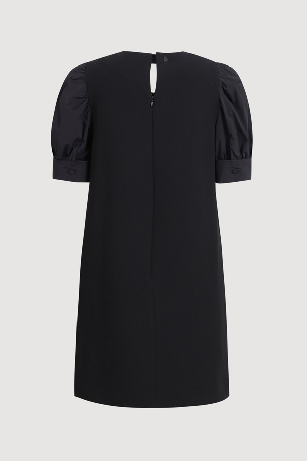 Puff Block 메탈 심볼 드레스 (다크 블랙)는 모던한 스타일의 여성 미니 원피스입니다. 다크 블랙 컬러의 무지 디자인으로, 사계절 내내 활용 가능합니다. 라운드넥 디자인에 배색 퍼프 소매가 특징이며, 메탈 심볼 디테일이 세련된 포인트를 더합니다. 뒷면 넥 라인 스냅 버튼과 지퍼 여밈으로 편안한 착용감을 선사하며, 양옆 포켓으로 실용성을 높였습니다. 데이트룩, 모임룩, 카페룩 등 다양한 TPO에 클래식, 미니멀, 시크한 스타일로 연출해보세요.

