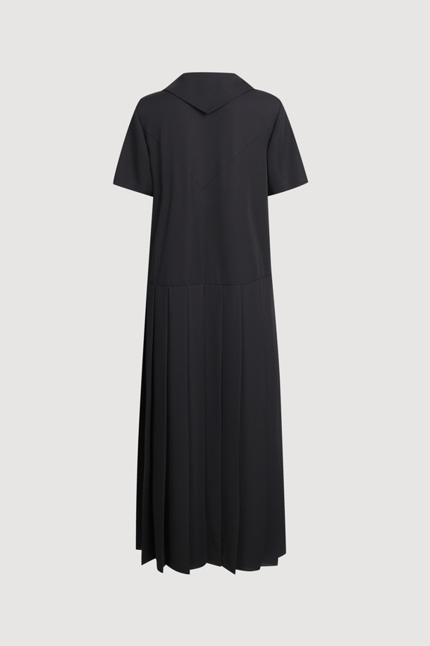 3 버튼 플리츠 드레스 (블랙)는 여성스러움을 강조하는 플리츠 디자인의 롱 기장 원피스입니다. 테일러드 칼라와 3버튼 여밈 디테일이 클래식하면서도 미니멀한 무드를 연출합니다. 뒷면 요크 디테일이 은은한 포인트를 더하며, 블랙 컬러로 어떤 자리에도 잘 어울리는 시크한 스타일을 완성합니다. 오피스룩, 모임룩, 데이트룩 등 다양한 TPO에 맞춰 활용할 수 있는 사계절 필수 아이템입니다. 일자핏으로 편안하면서도 세련된 실루엣을 선사합니다.
