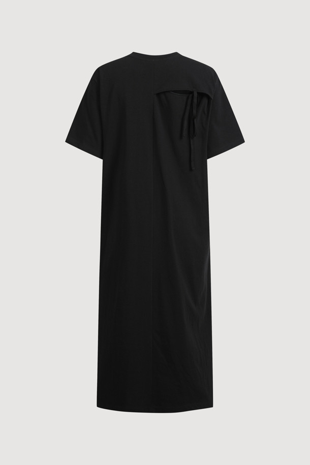 리본 롱 저지 반소매 원피스는 캐주얼한 스타일을 추구하는 여성분을 위한 아이템입니다. 부드러운 면 소재로 제작되어 봄, 여름 시즌에 편안하게 착용할 수 있습니다. 무지 블랙 컬러에 정면과 후면에 리본 디테일이 더해져 여성스러운 포인트를 줍니다. 레귤러핏으로 편안한 착용감을 선사하며, 사이드 포켓이 있어 실용성까지 갖추었습니다. 동네 마실룩, 데이트룩 등 다양한 TPO에 활용 가능하며, 미니멀, 클래식한 스타일을 연출하기 좋습니다.
