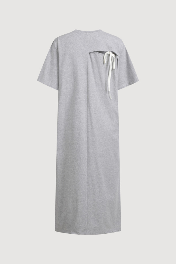 리본 롱 저지 반소매 원피스는 부드러운 면 소재의 H라인 롱 원피스입니다. 캐주얼한 무드의 그레이 컬러 무지 디자인으로, 봄, 여름 계절에 시원하게 착용하기 좋습니다. 라운드넥에 반소매 기장이며, 리본 디테일이 여성스러움을 더합니다. 동네 마실룩, 산책룩, 여행룩 등 다양한 TPO에 어울리는 활용도 높은 아이템입니다. 사이드 포켓이 있어 실용성을 높였으며, 아울렛 전용 제품으로 만나보실 수 있습니다.
