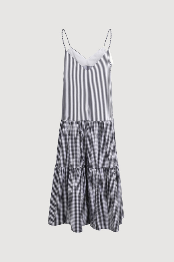 **스트라이프 체크 혼방 민소매 원피스 (블랙)**

러블리한 무드의 여성용 슬리브리스 드레스입니다. 블랙과 화이트 컬러의 스트라이프와 체크 패턴이 혼합되어 유니크한 디자인을 선사합니다. A라인 치마핏과 티어드 타입의 치마가 여성스러운 실루엣을 연출하며, 어깨 스트랩 길이 조절이 가능하여 편안하게 착용할 수 있습니다. 넓은 넥라인과 암홀, 리본 디테일이 사랑스러운 포인트를 더합니다. 데이트룩, 카페룩, 여행룩 등 다양한 TPO에 어울리는 로맨틱, 걸리시, 미니멀 스타일의 원피스입니다.
