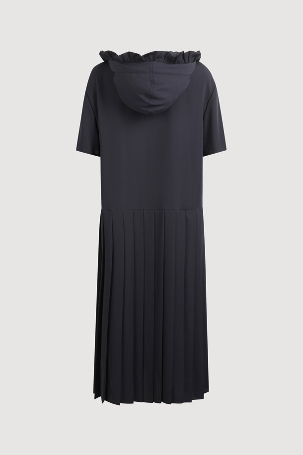 심플함 속에 세련된 매력을 담은 셔링 후드 플리츠 롱 드레스입니다. 부드러운 플리츠 스커트와 후드 디자인의 조화가 캐주얼하면서도 여성스러운 분위기를 연출합니다. 후드 스트랩으로 핏 조절이 가능하며, 옆트임 디테일과 로고 테이프가 은은한 포인트를 더합니다. 안감이 있어 편안하게 착용 가능하며, 풀오버 디자인으로 간편하게 스타일링할 수 있습니다. 동네 마실룩, 여행룩, 휴가룩 등 다양한 상황에 활용할 수 있는 미니멀한 블랙 원피스입니다.
