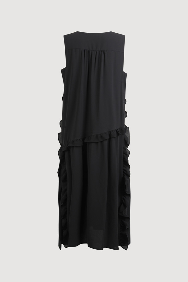 깊은 브이넥 러플 롱 드레스는 우아하고 페미닌한 스타일을 연출하는 여성 롱 원피스입니다. 부드러운 촉감의 얇은 두께감으로 봄, 여름 시즌에 시원하게 착용할 수 있습니다. 브이넥 디자인과 민소매, 루즈핏으로 편안하면서도 여성스러운 실루엣을 자랑합니다. 러플 디테일, 허리 및 등판 셔링, 로고 테이프 패널로 포인트를 더했으며, 양옆 포켓과 깊은 암홀로 실용성을 높였습니다. 데이트룩, 카페룩, 모임룩 등 다양한 TPO에 클래식, 미니멀, 로맨틱 스타일로 연출해보세요.
