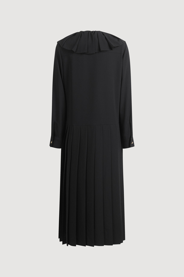 블랙 색상의 플리츠 더블 버튼 롱 드레스입니다. 라운드 넥 디자인에 루즈핏으로 편안하게 착용 가능하며, 안감이 있어 비침 걱정 없이 입을 수 있습니다. 봄, 가을에 어울리는 긴소매 스타일로, 우아하고 클래식한 분위기를 연출합니다. 구김이 적은 폴리에스테르 소재로 제작되었으며, 트임과 소맷단 버튼, 로고 테이프 디테일로 포인트를 더했습니다. 오피스룩, 모임룩, 소개팅룩 등 다양한 TPO에 미니멀하고 시크한 스타일을 연출해보세요.
