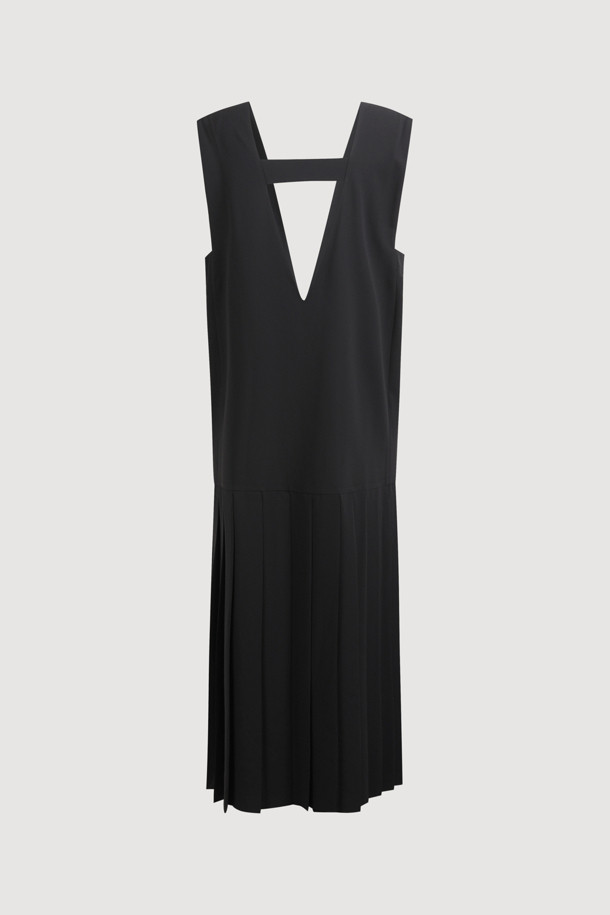 깊은 브이넥 플리츠 롱 드레스는 우아한 스타일을 연출하는 여성 의류입니다. 데이트룩, 모임룩, 카페룩에 어울리는 클래식, 미니멀, 시크 스타일의 디자인입니다. 블랙 컬러의 무지 디자인이며, 민소매 기장으로 시원하게 착용할 수 있습니다. 루즈핏으로 편안하며, 넓은 브이넥과 깊은 암홀, 아웃포켓 디테일이 특징입니다. 통기성이 우수하며, 옆트임과 로고 테이프 디테일로 포인트를 더했습니다. 안감이 있어 비침 걱정 없이 착용 가능합니다.
