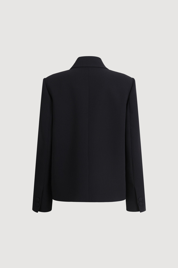 로고 더블 버튼 재킷은 여성 고객을 위한 클래식하고 미니멀한 스타일의 자켓입니다. 봄, 가을 시즌에 적합하며, 블랙 컬러의 레귤러 핏으로 제작되었습니다. 더블브레스티드 코트 타입에 어깨 내장캡, 피크드 칼라, 가슴 포켓, 사이드 포켓 디테일이 돋보입니다.  일상, 오피스룩, 출근룩, 모임룩 등 다양한 TPO에 시크하게 연출할 수 있습니다. 긴 소매 기장의 로고 패턴 자켓으로 세련된 스타일을 완성해보세요.
