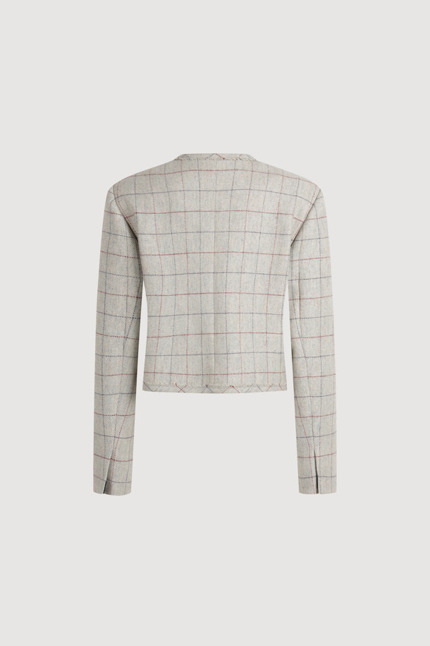 프린지 디테일 체크 재킷은 가을, 겨울 시즌에 어울리는 캐주얼 스타일의 여성 자켓입니다. 부드러운 울 소재와 레귤러핏으로 편안한 착용감을 선사하며, 라운드넥과 어깨 패드가 내장되어 세련된 실루엣을 연출합니다. 그레이 컬러의 체크 패턴이 돋보이며, 양옆 패치 포켓과 프린지 디테일이 포인트로 더해져 데이트룩, 겨울 데일리룩 등 다채로운 스타일링에 활용하기 좋습니다. 로고 버튼과 긴 소매, 크롭 기장 디자인으로 캐주얼, 클래식, 미니멀한 무드를 동시에 즐길 수 있습니다.
