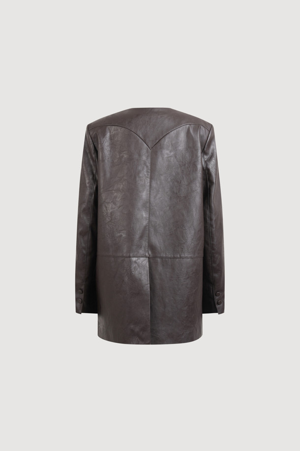 세련된 무드를 연출하는 칼라리스 페이크 레더 재킷입니다. 부드러운 인조가죽 소재로 제작되어 편안한 착용감을 선사하며, 브라운 컬러가 미니멀하고 모던한 스타일을 완성합니다. 봄, 가을 시즌에 적합하며, 레귤러 핏과 싱글 버튼 여밈으로 깔끔한 실루엣을 연출합니다. 데이트룩, 모임룩 등 다양한 TPO에 활용 가능하며, 포켓 디테일, 뒷트임, 소매 버튼, 로고 디테일이 더해져 시크하고 클래식한 매력을 더합니다.
