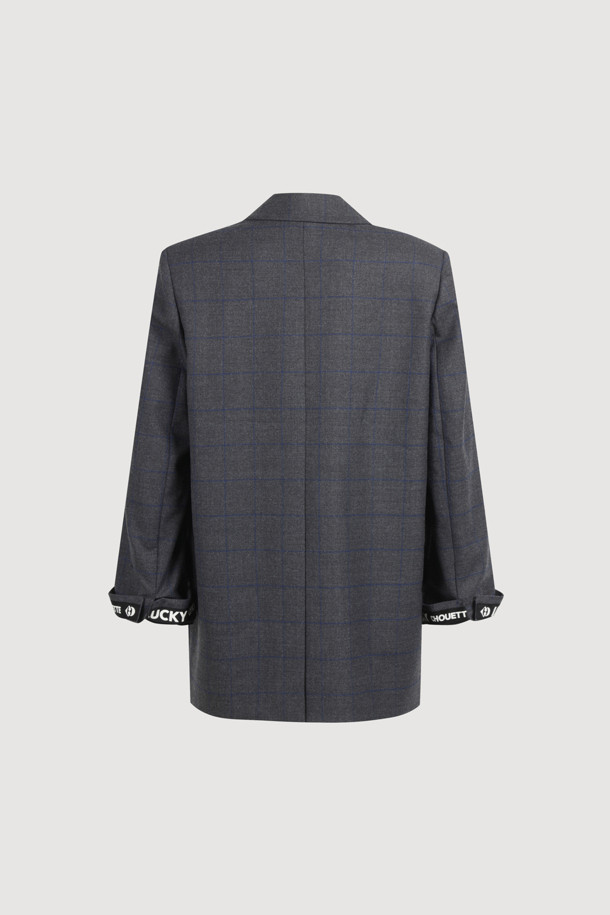 윈도우페인 체크 더블 재킷은 모던한 스타일을 추구하는 당신을 위한 환절기 필수 아이템입니다. 울 소재로 제작되어 고급스러운 분위기를 자아내며, 오버핏 디자인으로 편안한 착용감을 선사합니다. 윈도우페인 체크 패턴과 그레이 컬러가 어우러져 클래식하면서도 시크한 매력을 더합니다. 피크드 라펠, 바스트 페이크 포켓, 플랩 포켓, 소맷단 로고 테이프 등 디테일한 요소들이 돋보입니다. 오피스룩, 비즈니스 캐주얼, 모임룩 등 다양한 TPO에 활용하여 당신의 스타일을 완성해보세요.
