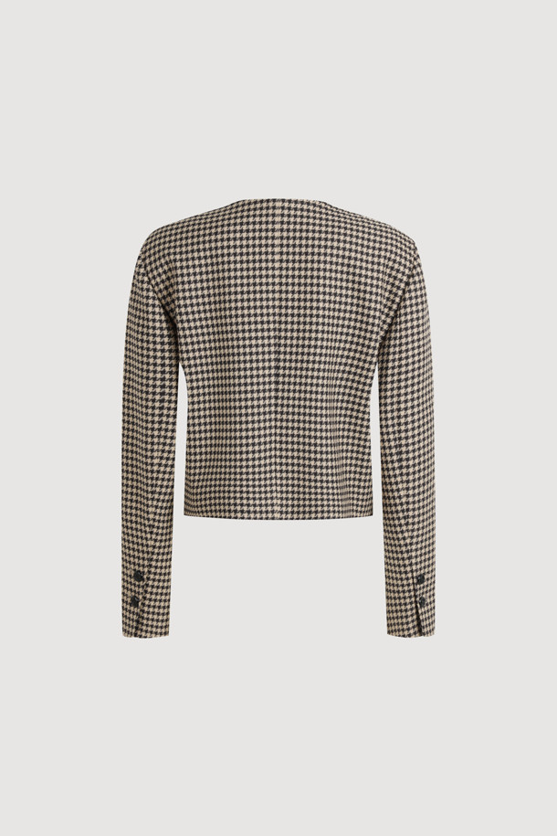 하운드 투스 체크 라운드넥 재킷은 블랙과 화이트 컬러의 조화가 돋보이는 아우터입니다. 미니멀하고 클래식한 스타일을 추구하는 분들을 위해 디자인되었으며, 봄, 가을 시즌에 적합합니다. 라운드넥 디자인에 어깨 패드, 심볼 버튼, 미니 패치 포켓 디테일이 더해져 시크한 무드를 선사합니다. 크롭 기장과 레귤러핏으로, 데이트룩, 오피스룩, 모임룩 등 다양한 TPO에 활용하기 좋습니다. 긴 소매와 하운드투스 체크 패턴이 특징이며, 버튼으로 여밈 방식을 조절할 수 있습니다.
