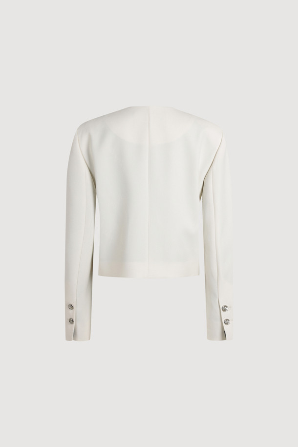 미니멀하고 세련된 무드의 솔리드 라운드넥 재킷입니다. 여성 의류로, 봄, 가을에 착용하기 좋으며, 캐주얼, 포멀, 미니멀 스타일을 연출할 수 있습니다. 화이트 컬러의 무지 디자인이며, 크롭 기장과 레귤러핏으로 시크한 매력을 더합니다. 어깨 패드, 심볼 버튼, 미니 패치 포켓 디테일이 돋보이며, 데이트룩, 카페룩, 오피스룩 등 다양한 TPO에 활용 가능합니다.
