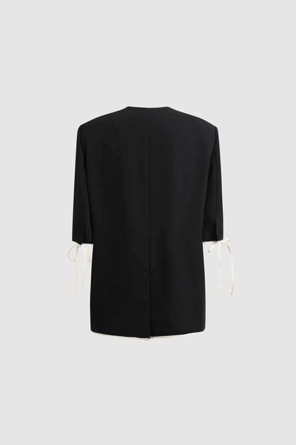 블랙 컬러의 더블 버튼 파이핑 재킷입니다. 미니멀하고 캐주얼한 무드로, 봄, 여름에 시원하게 착용하기 좋습니다. 칼라리스 디자인에 크롭 기장과 반소매 소매가 특징이며, 레귤러핏으로 편안하게 착용 가능합니다. 파이핑 디테일과 사이드 포켓, 뒷면 슬릿이 돋보이는 디자인으로, 데이트룩 또는 카페룩에 적합합니다. 얇은 두께감으로 시원하게 즐길 수 있으며, 다양한 스타일을 연출하기 좋습니다.
