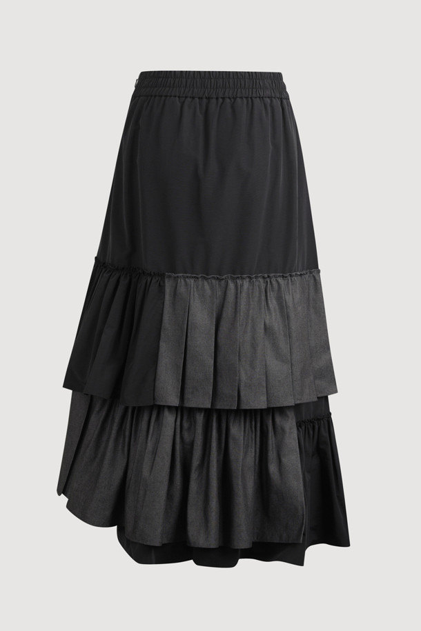 **텍스처 블록 티어드 스커트**

캐주얼, 미니멀, 클래식 스타일을 아우르는 여성용 롱 기장의 티어드 스커트입니다. 허리 밴딩과 후크 & 콘솔 지퍼 여밈으로 편안하면서도 안정적인 착용감을 선사합니다. 무지 디자인으로 다양한 상의와 매치하기 용이하며, 사계절 내내 활용할 수 있습니다. 데이트룩, 쇼핑룩 등 다양한 TPO에 활용하여 스타일리시함을 더해보세요. 블랙 컬러의 텍스처 블록 티어드 스커트는 당신의 옷장에 특별함을 더해줄 것입니다.
